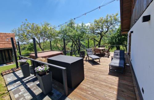 Gornja Stubica House | Hižica v plavem trnacu 1