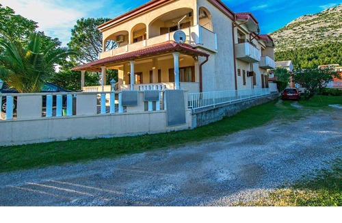 Starigrad Apartment | Holiday apartment In a good location in the center