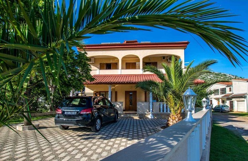 Starigrad Apartment | Holiday apartment conveniently located in the center