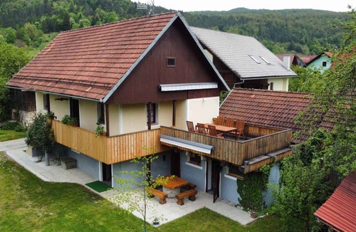 Crnomelj Apartment | Holiday apartment in a vineyard cottage with two separate floors that can accommodate up to 10 people