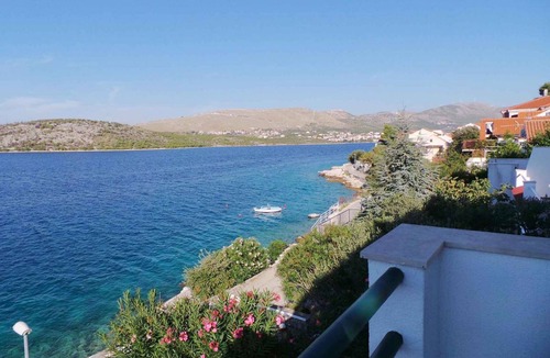 Grebastica Apartment | Holiday apartment facing the sea with terrace