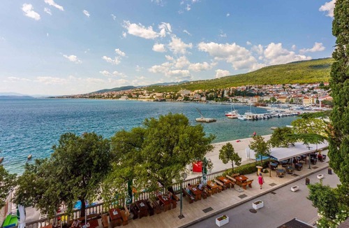 Selce Apartment | Holiday apartment 30 m to the beach with air conditioning, Intrenet, sea views and satellite TV