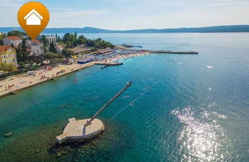 Selce Apartment | Holiday apartment 30 m to the beach with air conditioning, Intrenet, sea views and satellite TV