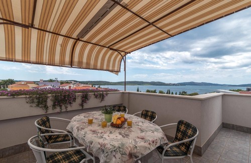 Okrug Apartment | holiday apartment "Emelie" with view of the water