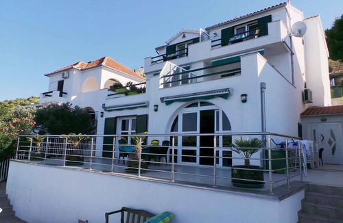 Grebastica Apartment | Holiday apartment facing the sea with terrace