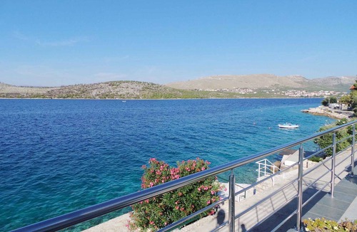 Grebastica Apartment | Holiday apartment right by the sea with terrace