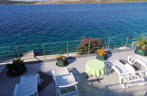 Grebastica Apartment | Holiday apartment right by the sea with terrace