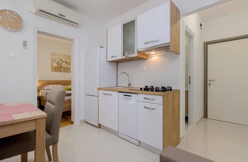 Grebastica Apartment | Holiday apartment with view of the water