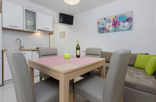 Grebastica Apartment | Holiday apartment with view of the water