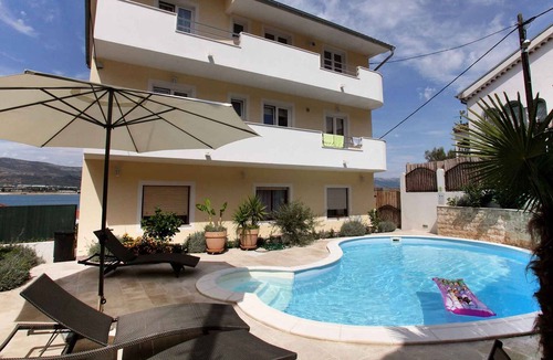 Mastrinka Apartment | Holiday apartment with use of pool