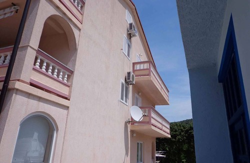 Mundanije Apartment | Holiday apartment with air conditioning and barbecue