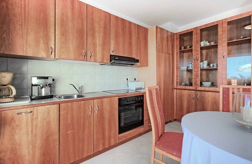 Crveni Vrh Apartment | Holiday apartment with outdoor pool and air conditioning