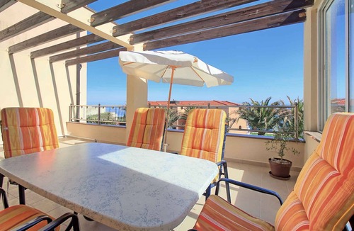 Crveni Vrh Apartment | Holiday apartment with outdoor pool and air conditioning