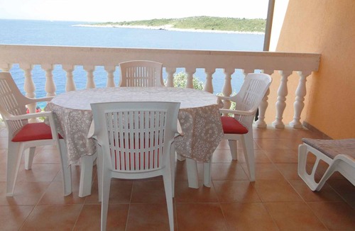 Sevid Apartment | Holiday apartment with sea view 50 m from the beach