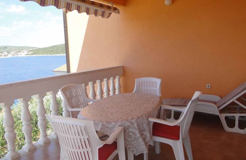 Sevid Apartment | Holiday apartment with sea view 50 m from the beach