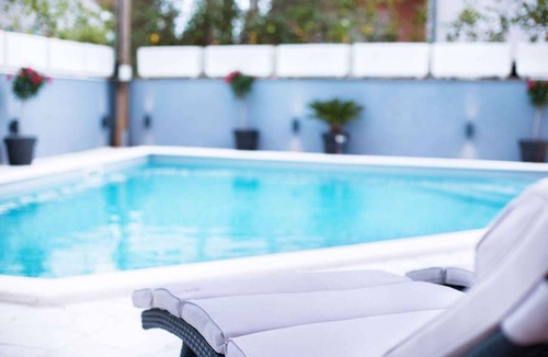 Srima Apartment | Holiday apartment with pool 250 m from the beach