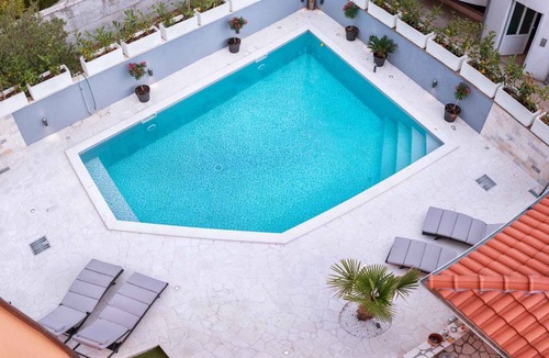 Srima Apartment | Holiday apartment with pool 250 m from the beach