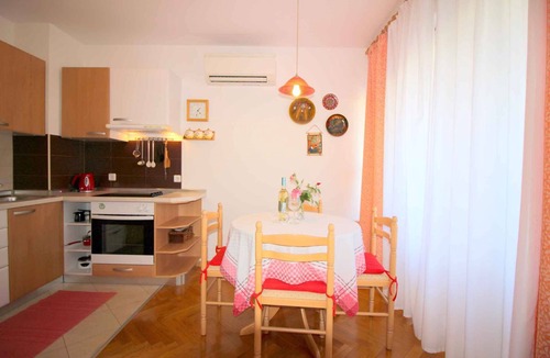 City Center Apartment | Holiday apartment with balcony and air conditioning