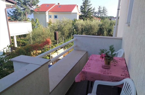 Krk Apartment | Holiday apartment with balcony, barbecue, garden, and Wi-Fi