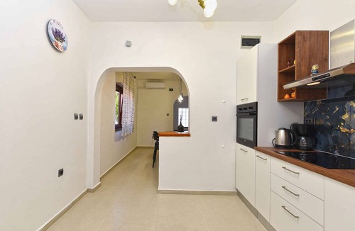 Valbandon Apartment | Holiday apartment with communal pool and air conditioning