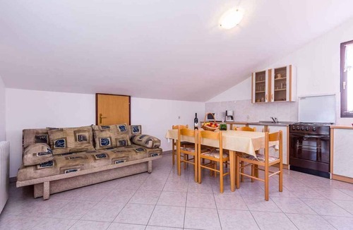 Banjole Apartment | Holiday apartment with shared pool and balcony