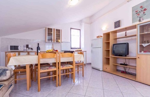 Banjole Apartment | Holiday apartment with shared pool and balcony