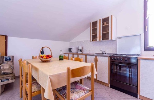 Banjole Apartment | Holiday apartment with shared pool and balcony