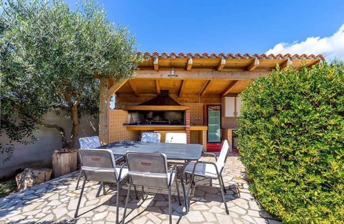 Banjole Apartment | Holiday apartment with shared pool and balcony