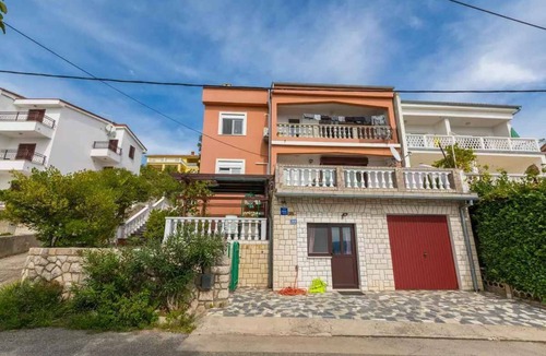 Klanfari Apartment | Holiday apartment with balcony and air conditioning