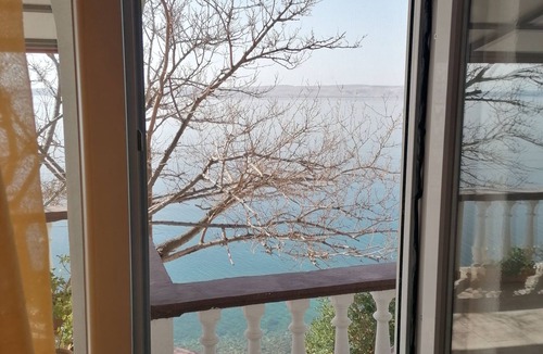 Baric Draga Apartment | Holiday apartment with air conditioning right on the water