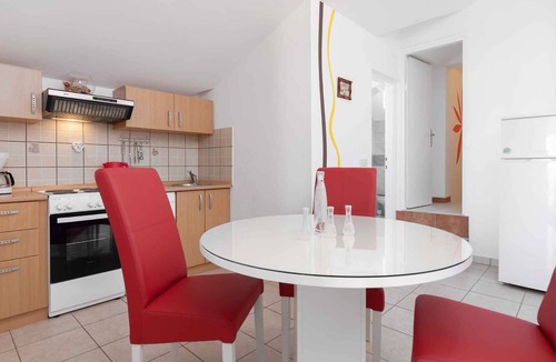 Karlobag Apartment | Holiday apartment with sea views, air conditioning and pool