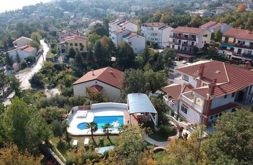 Mihotici Apartment | Holiday apartment With terrace and pool
