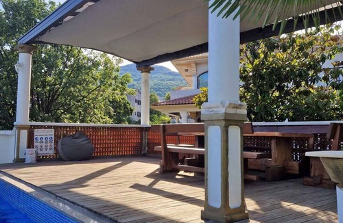 Mihotici Apartment | Holiday apartment with terrace and pool