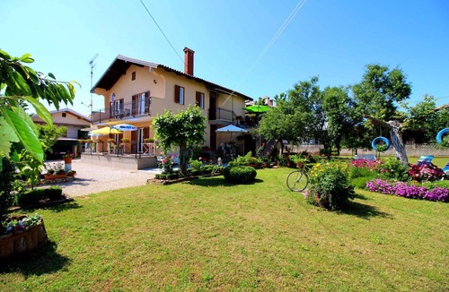 Vrvari Apartment | Holiday apartment with large garden