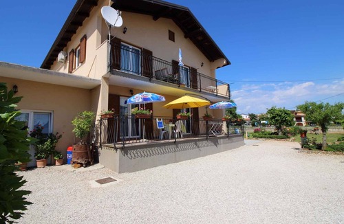 Vrvari Apartment | Holiday apartment with large garden
