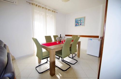Sisan Apartment | Holiday apartment with private pool and garden