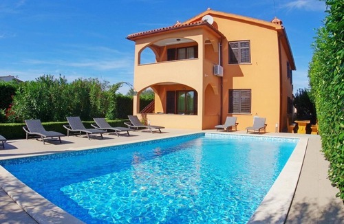 Sisan Apartment | Holiday apartment with private pool and garden