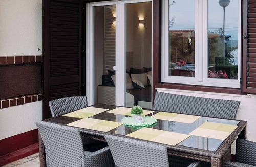 Klimno Apartment | Holiday apartment with sea view and pool