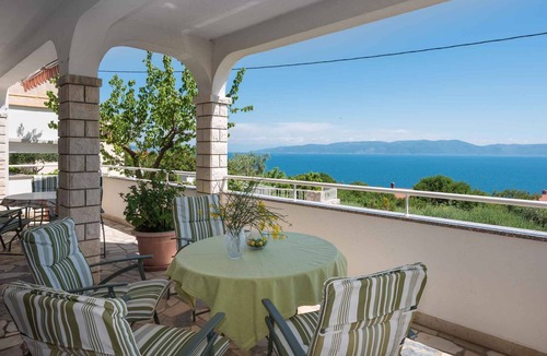 Ravni Apartment | Holiday apartment with sea view and barbecue facilities