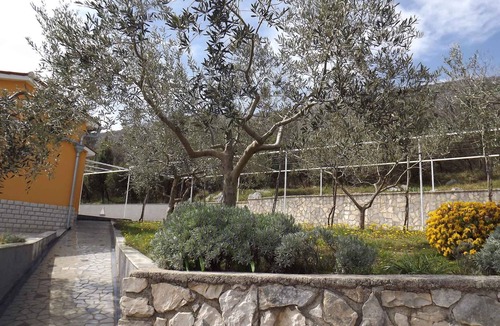Ravni Apartment | Holiday apartment with sea view and barbecue facilities