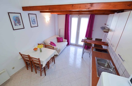 Veruda Apartment | Holiday apartment with terrace and air conditioning