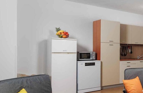 Klimno Apartment | Holiday flat with balcony and views of greenery