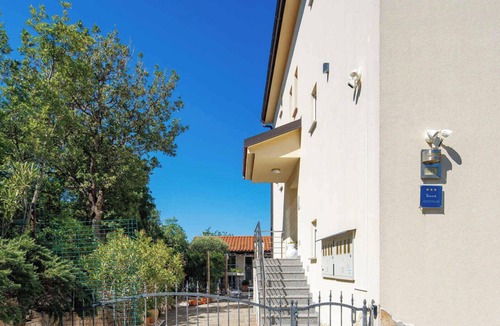 Klimno Apartment | Holiday flat with balcony and views of greenery