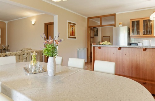 Pagubice House | Holiday Home Brajdice - Five Bedroom Holiday Home with Pool