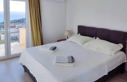 Veliko Brdo Apartment | Holiday Home by the Sea with Pool