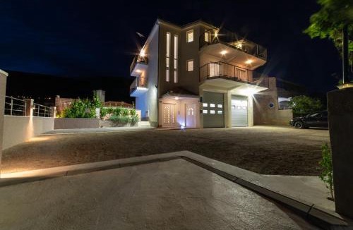 Kastel Stari House | Holiday Home Chester with Heated Pool