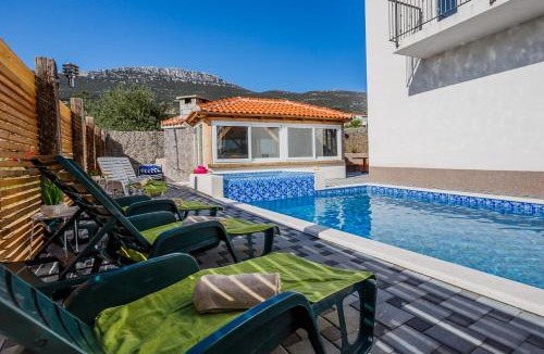 Kastel Stari House | Holiday Home Chester with Heated Pool