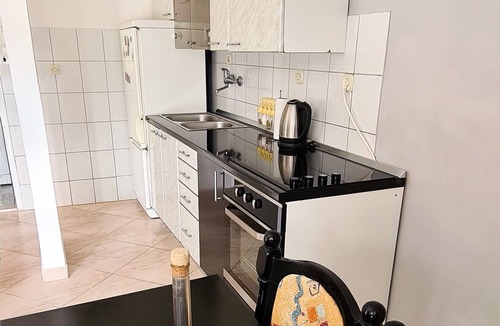 Hodilje House | Holiday Home Gea - Three Bedroom Holiday Home with Terrace and Partial Sea View