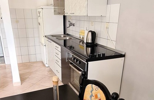 Hodilje House | Holiday Home Gea - Three Bedroom Holiday Home with Terrace and Partial Sea View