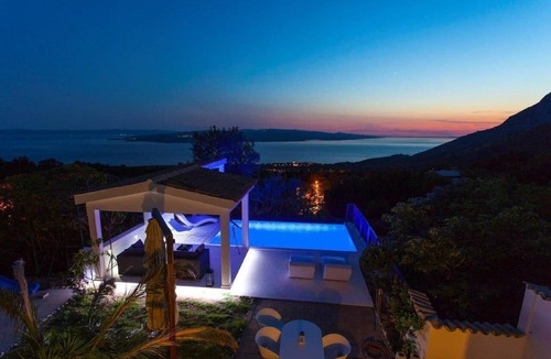 Bast House | Holiday home "Grandpa Luka" with view of the water